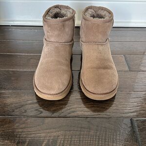 Women’s UGG classic mini. SIZE 6 Caribou. Gently used
$80 OBO